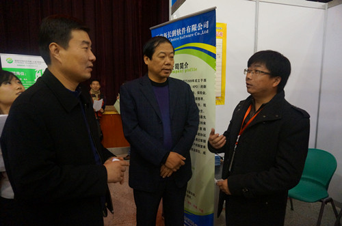 成人社区
领导深入洽谈会现场