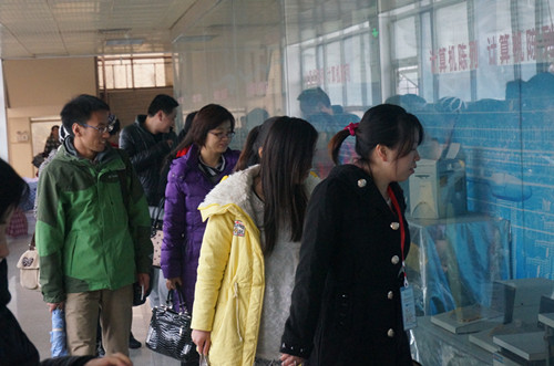 与会单位人员参观成人社区
实验室