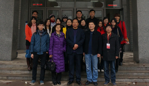 成人社区
领导与企业人员合影留念