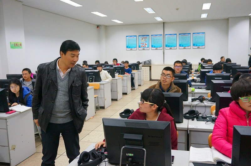 何卫军副书记参观山西农大成人社区
实验室 何卫军副书记参观山西农大成人社区
实验室