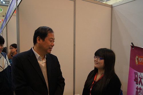 宋书记与北京康贝尔公司市场推广经理张锐交流 宋书记与北京康贝尔公司市场推广经理张锐交流