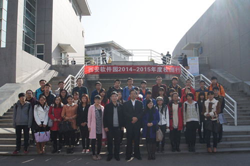 成人社区
领导与学生合影留念