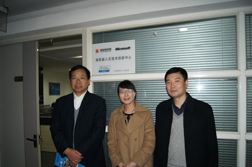 成人社区
领导会见西安深蓝软件开发实践基地张宝萍经理并合影留念