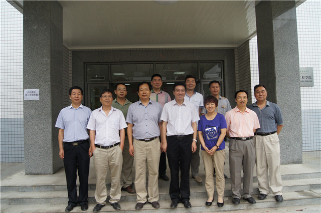 与成人社区
领导合影