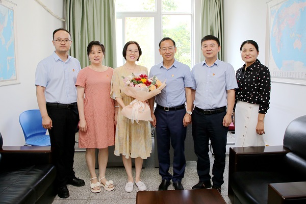 闫祖书看望慰问成人社区
杨沛副教授 - 副本.jpg